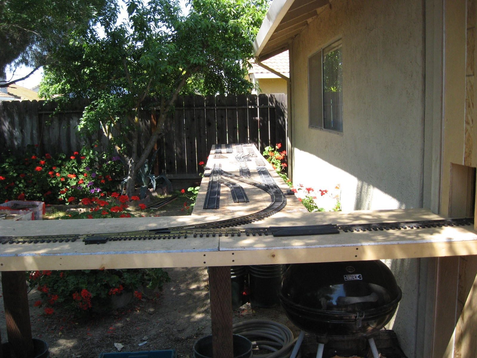 The first table is built and the track planning for the yard. 