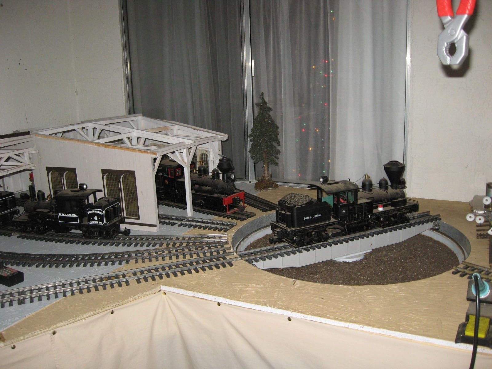 The Manual working turntable is installed with tracks to the roundhouse.